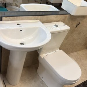 Ensemble lavabo et WC blanc classique