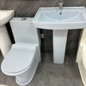 Ensemble WC et lavabo bleu ciel